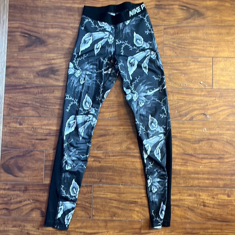 Nike pro Xs leggings stretchy. Black/white/gray pattern.